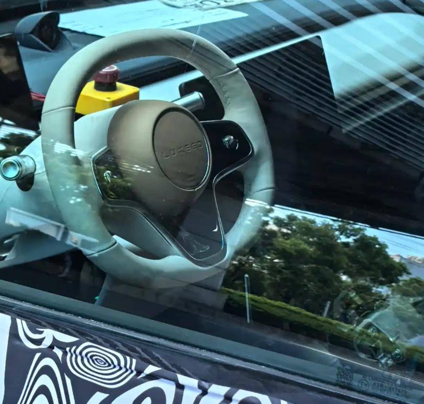 鴻蒙智行全新SUV諜照曝光 或為智界R9,預計11月發布