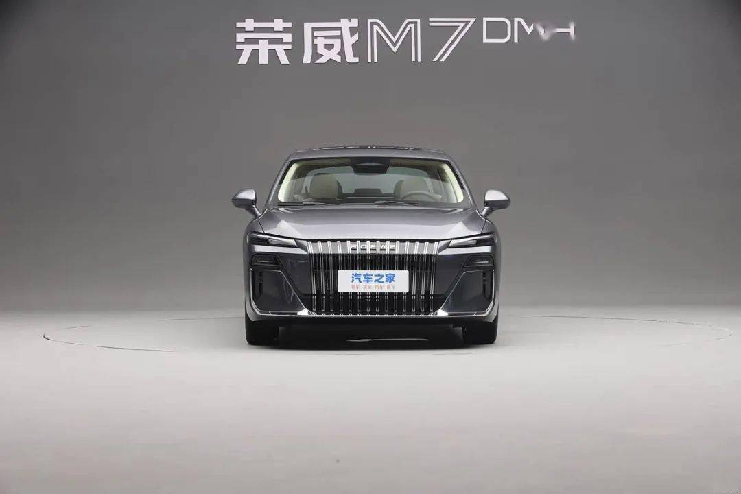 榮威M7 DMH采用全新的設計語言,搭載由1.5升發動機和電機組成的插電混動系統,