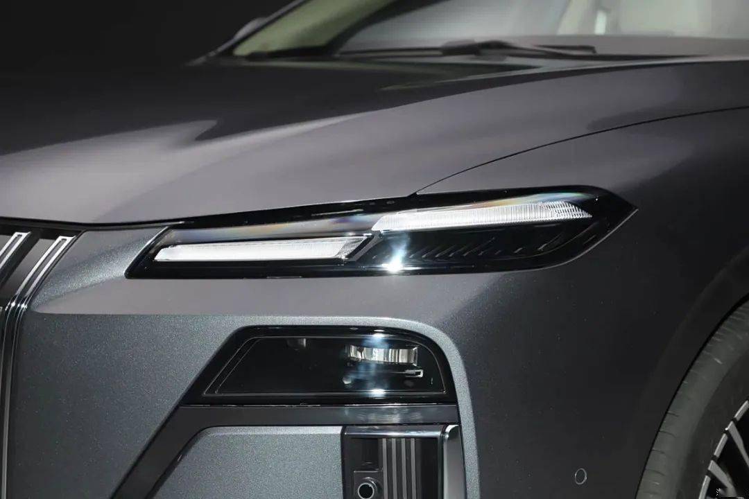 榮威M7 DMH采用全新的設計語言,搭載由1.5升發動機和電機組成的插電混動系統,