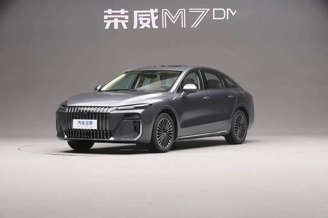 榮威M7 DMH采用全新的設計語言,搭載由1.5升發動機和電機組成的插電混動系統,