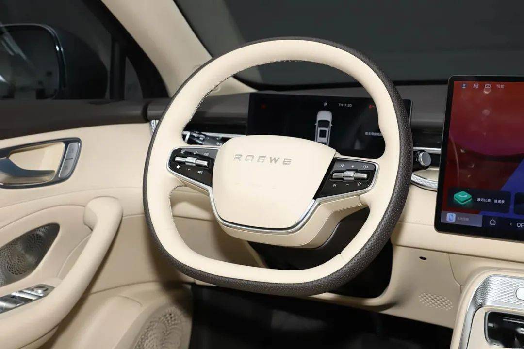 榮威M7 DMH采用全新的設計語言,搭載由1.5升發動機和電機組成的插電混動系統,