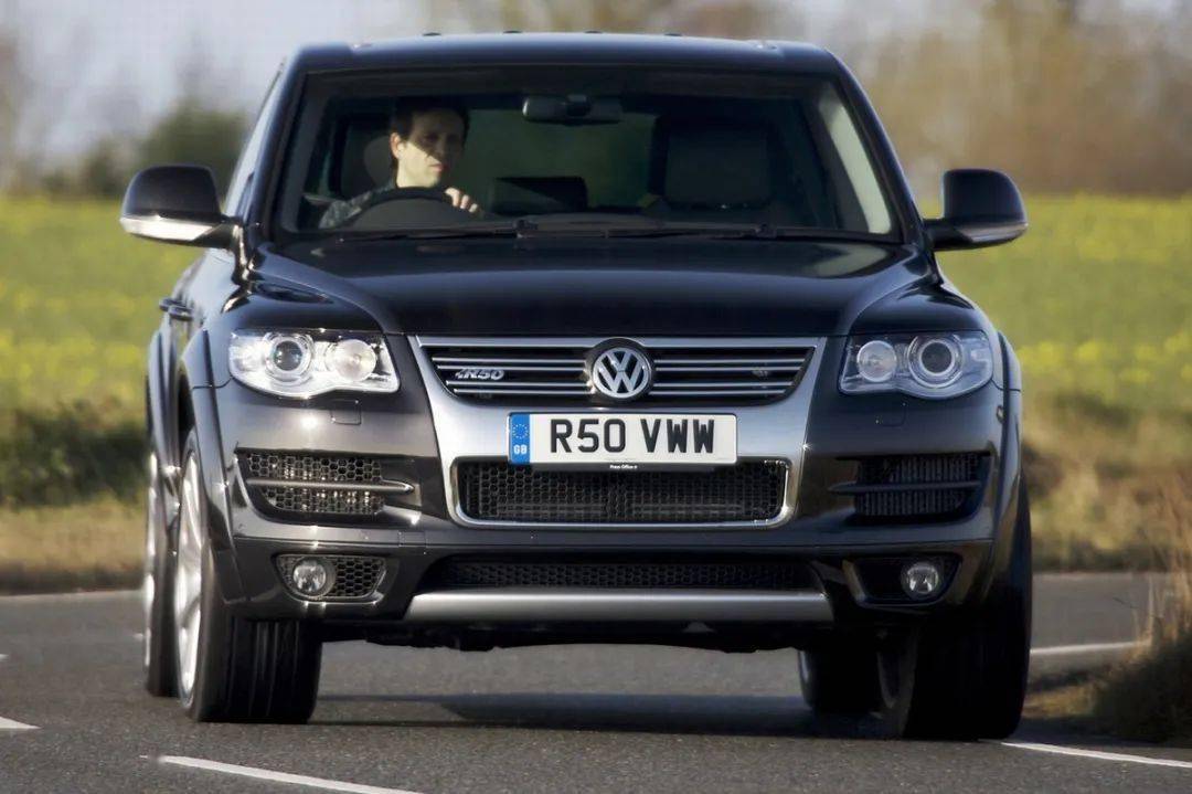 大眾途銳R50主打強勁動力、運動操控與經典設計,主要面向歐洲市場對高性能SUV的需求