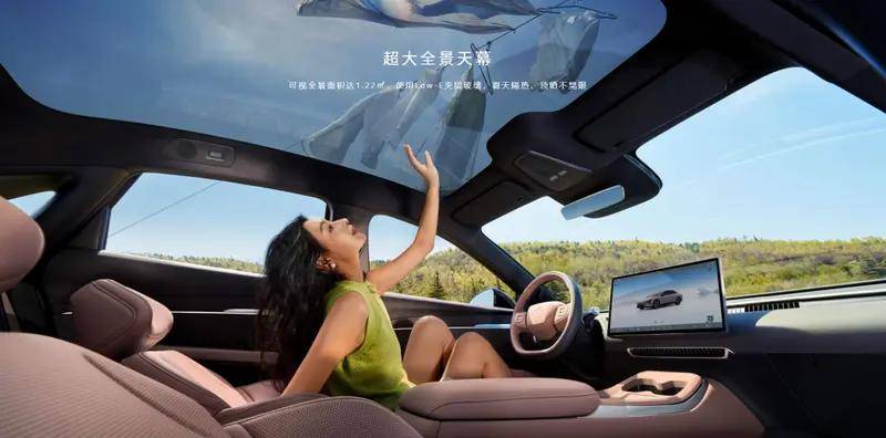 10萬級純電轎車對決!零跑B01能否撼動小鵬MONA M03的市場地位?