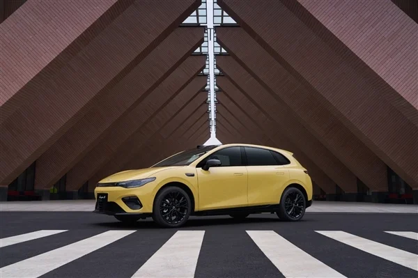 新勢力純電“高爾夫”零跑Lafa5內(nèi)飾官圖發(fā)布:戰(zhàn)斗感 新勢力純電“高爾夫” 零跑Lafa5內(nèi)飾官圖發(fā)布:戰(zhàn)斗感極強