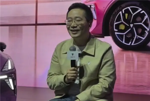 深藍董事長鄧承浩:隱藏式門把手設計曾受特斯拉影響 深藍董事長鄧承浩談隱藏式門把手:我們也受到了特斯拉的影響